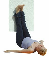 Schulterstand an der Wand: gib den Po ganz an die Wand.